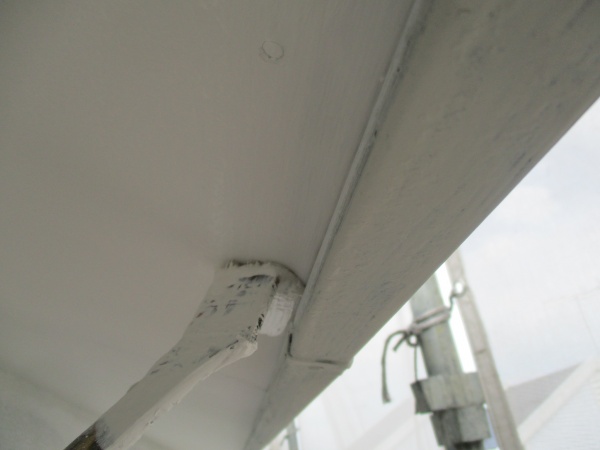 軒天の２回目刷毛塗装中です