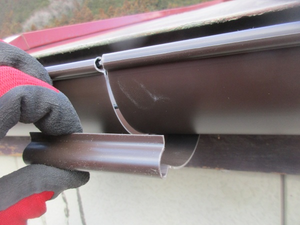 軒継ぎ手で軒樋同士を繋ぎました