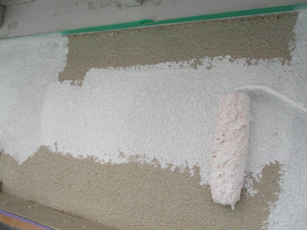 外壁の下塗りローラー塗装中です