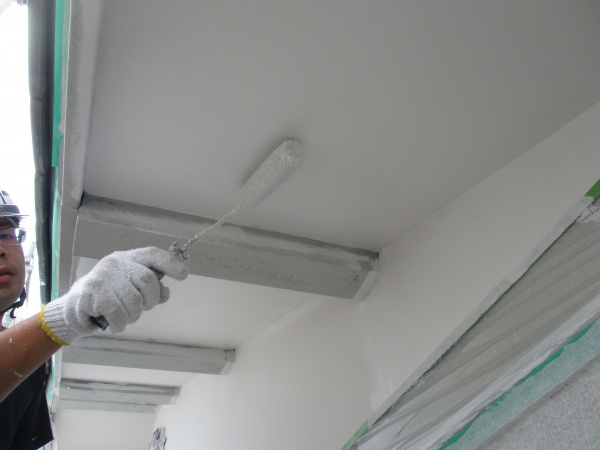 軒天の２回目ローラー塗装中です