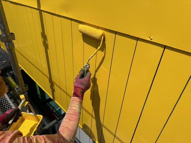 黄色面の上塗り塗装中です