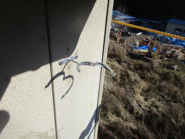 縦樋金具の取り付けが終了しました