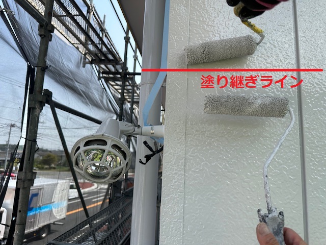 目地ローラー塗装中です