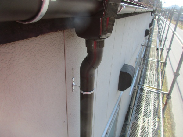 西面の縦樋とエルボーを繋ぎました