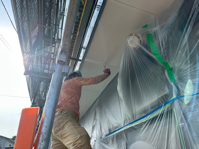 軒天１回目塗装中です
