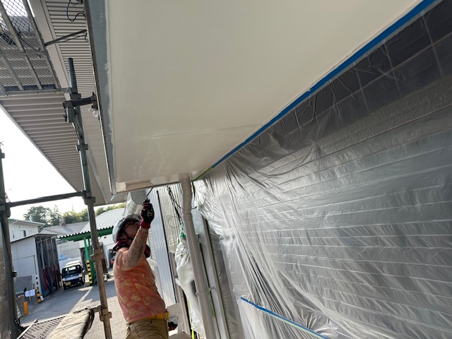 軒天１回目塗装中です