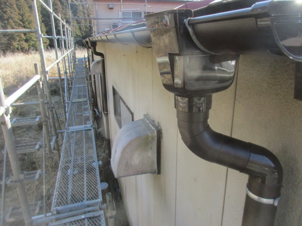 東面のエルボーと縦樋を繋ぎました