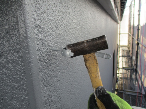 縦樋金具の取り付け中です