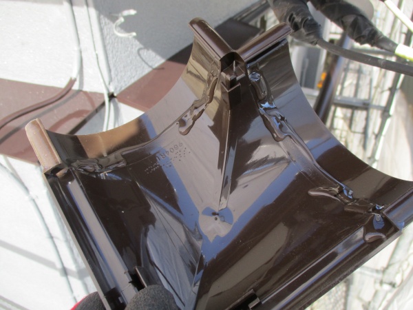 軒樋を９０度に繋ぎます