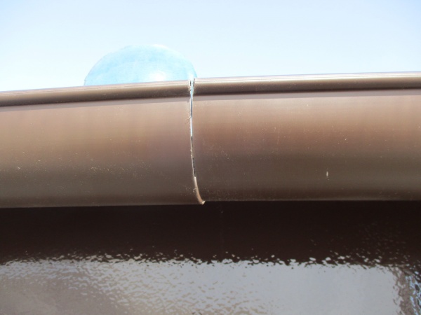 軒樋同士を繋ぎます