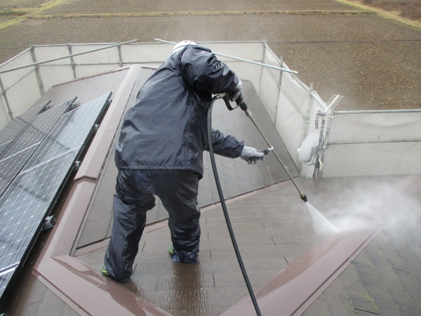 ２階屋根の洗浄中です