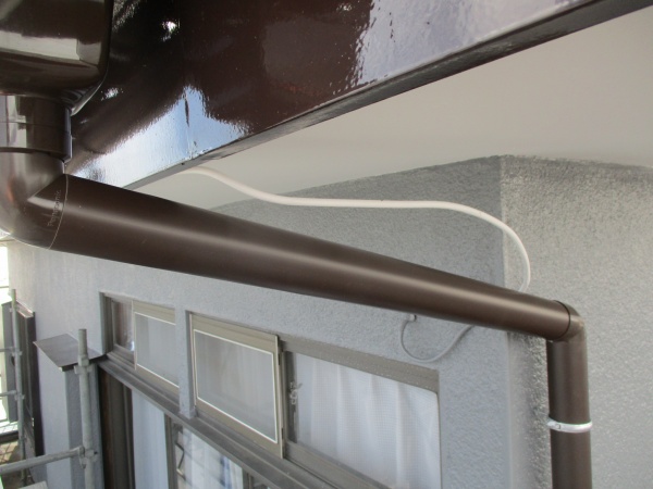 軒樋と縦樋を呼び樋で繋ぎました