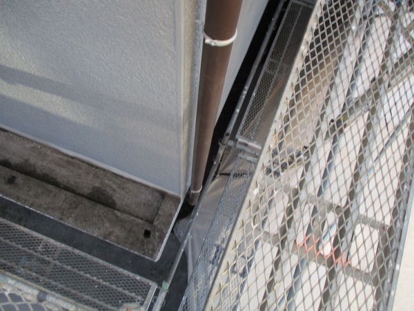 縦樋の取り付け完工です