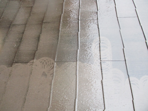 洗浄中の１階コロニアル屋根の状態です