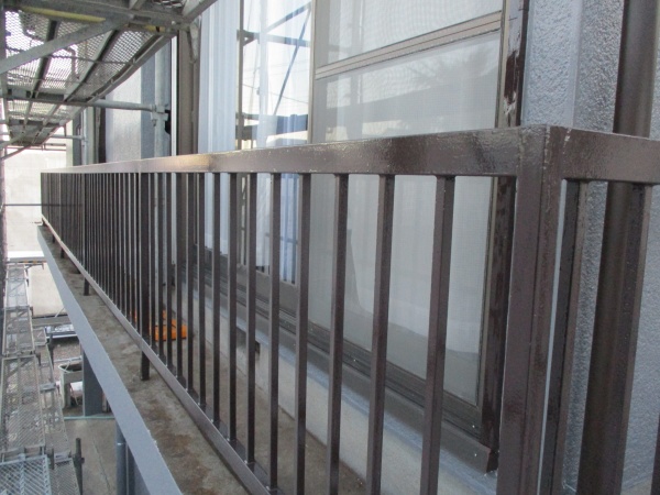 ２階のベランダ手摺塗装の完工です