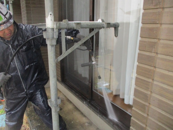 サッシ周りの洗浄中です