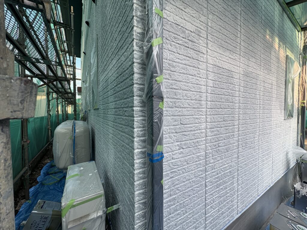 外壁下塗り塗装中です