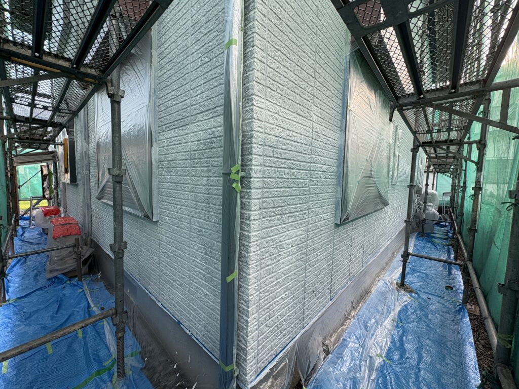 外壁下塗り塗装中です