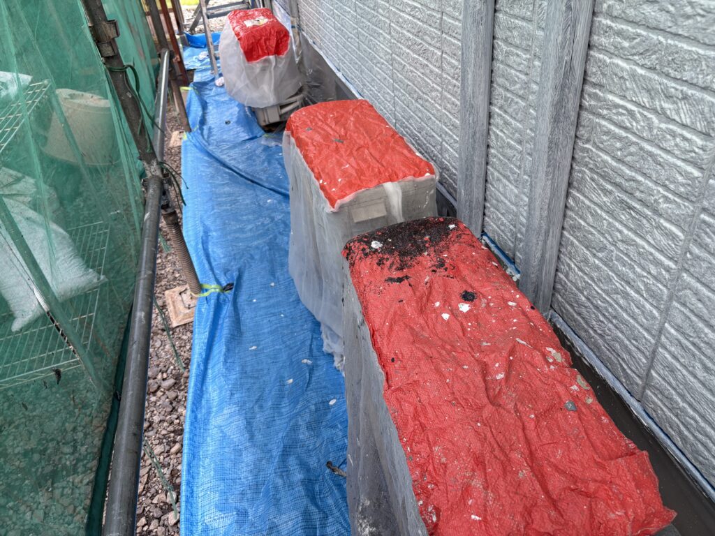 外壁下塗り塗装中です