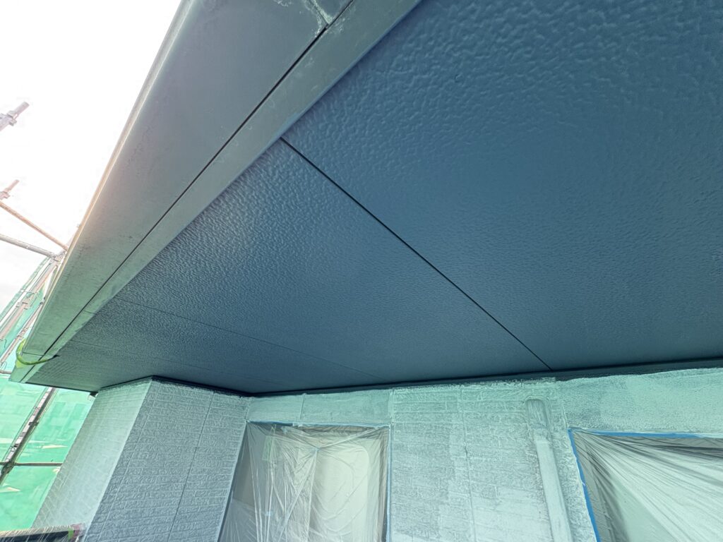 軒天１回目塗装終了です