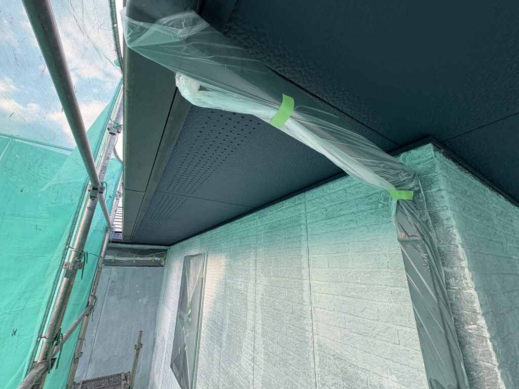 軒天１回目塗装終了です