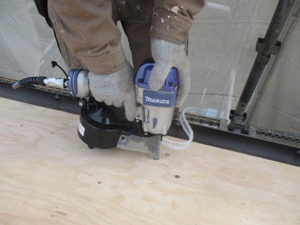 野地板の固定中です