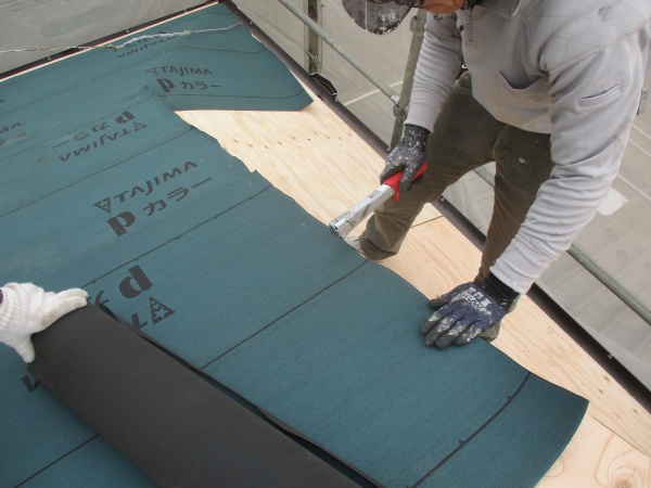 棟をルーフィングで覆いました