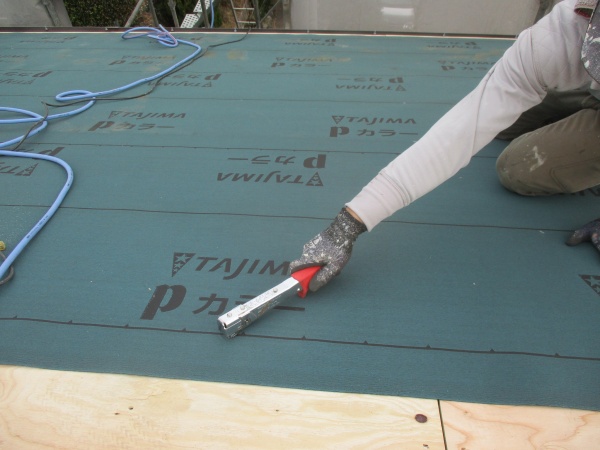 ルーフィングの取り付け中です