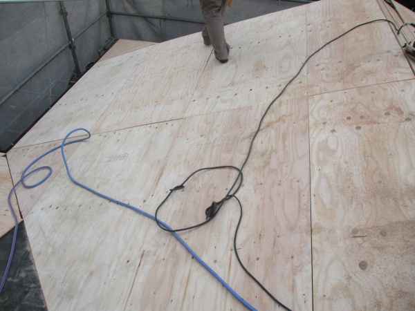 北面の野地板取り付け中です