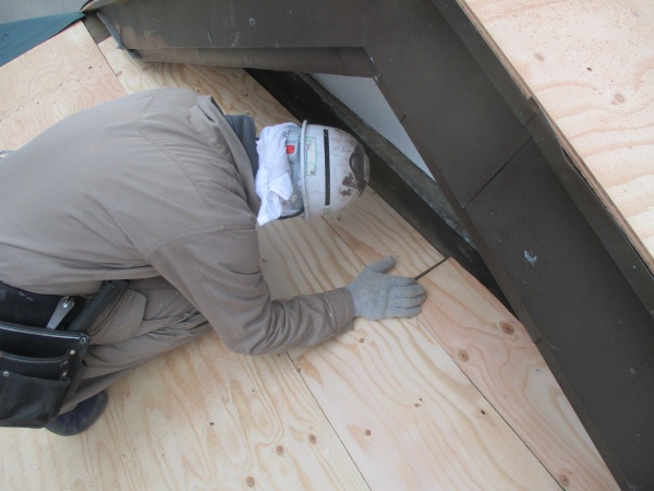 母屋部分の野地板取り付け中です