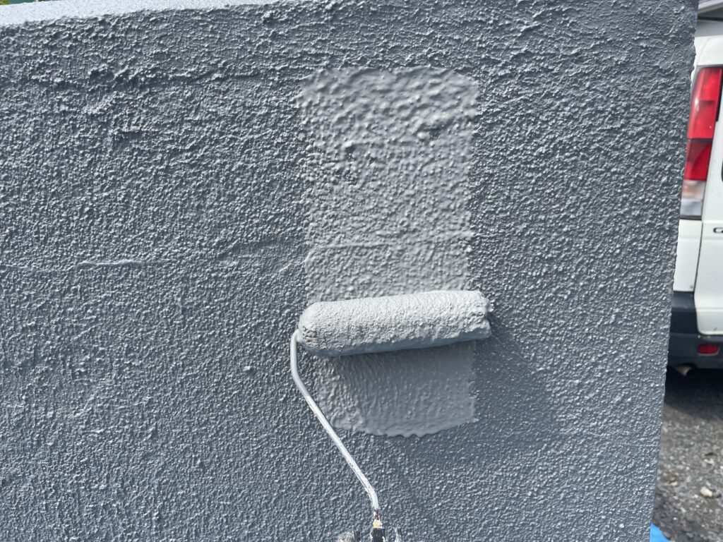 門塀の上塗り中です