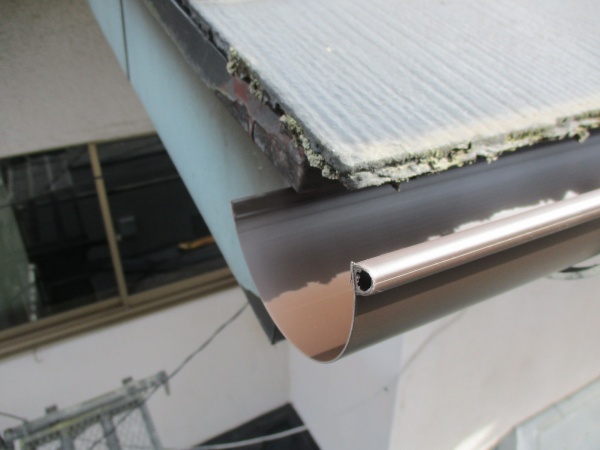 切り妻の軒樋を取り付けます