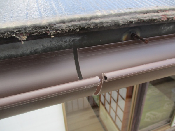 軒樋同士を繋ぎます