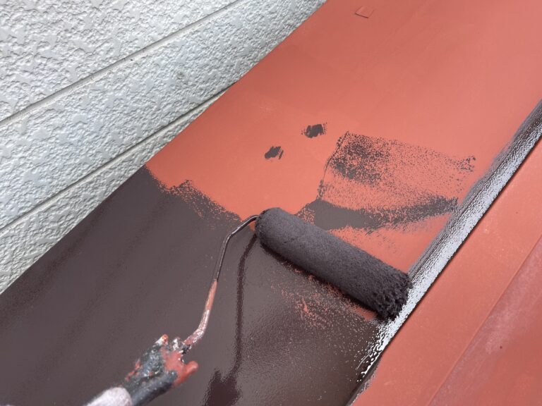 板金屋根の中塗り塗装中です