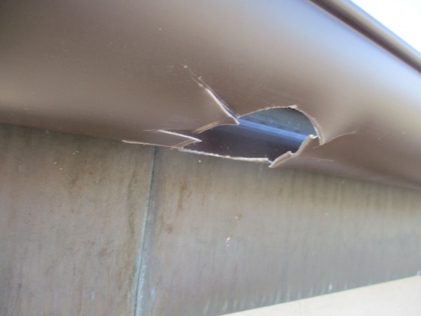 排水穴に切込みを入れました