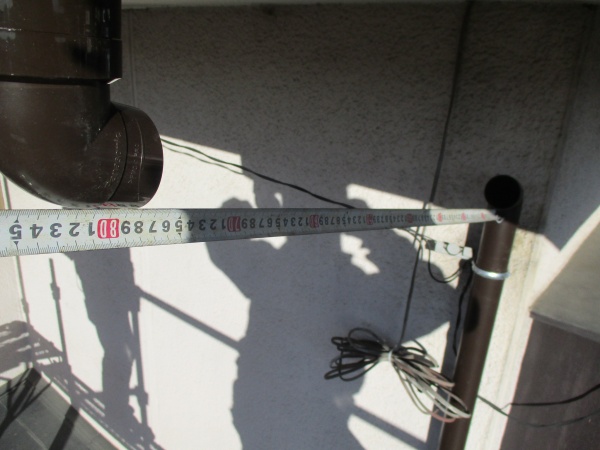 バカ棒を取り付け呼び樋の長さを測ります