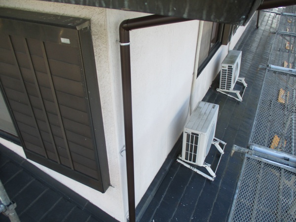 縦樋を取り付けました