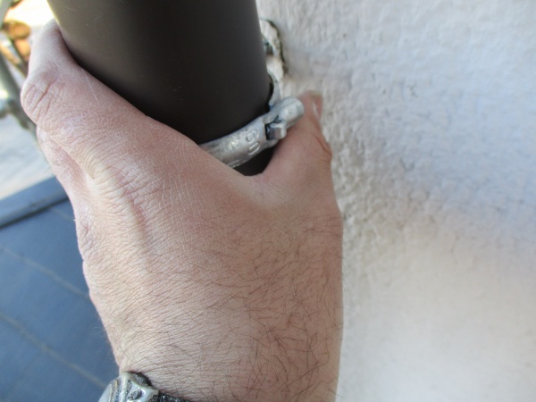 縦樋をでんでんに固定します