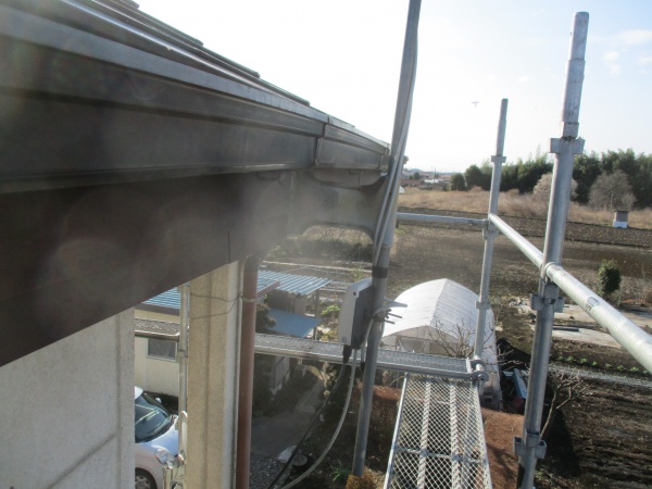 アンテナ支柱をよけて取り付けました