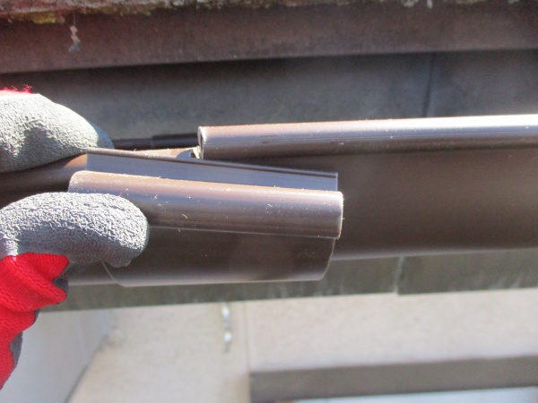 軒樋を繋ぎました