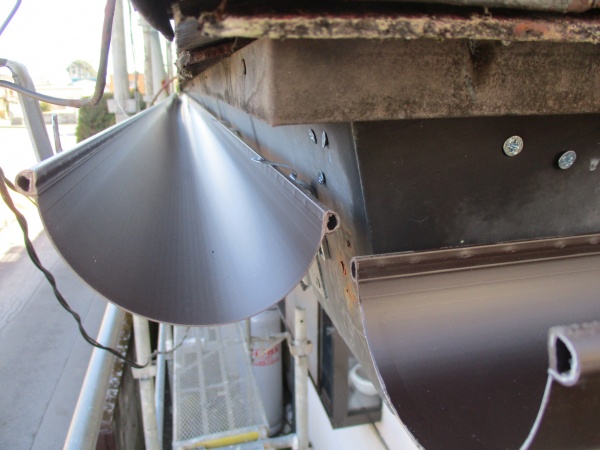 軒樋を９０度に繋ぎます