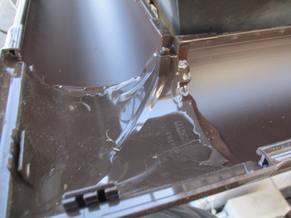 外曲がりで軒樋を９０度に繋ぎました