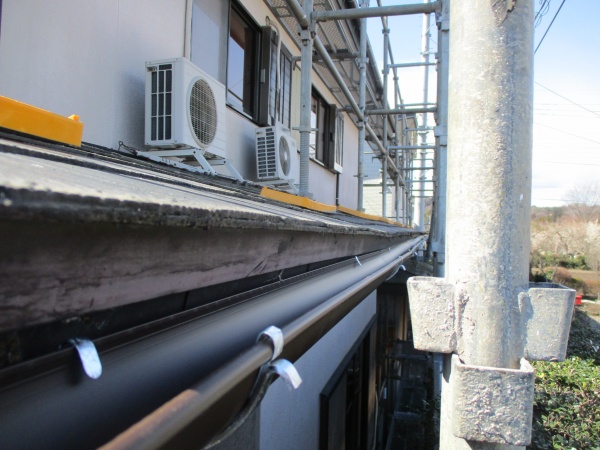 軒樋の取り付けが終了しました