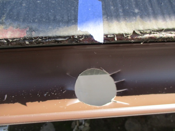 排水穴に切り込みを入れます