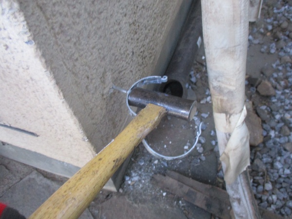 縦樋金具を取り付けました