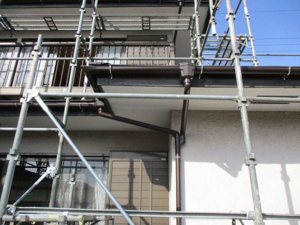 呼び樋をＰ管に納めました