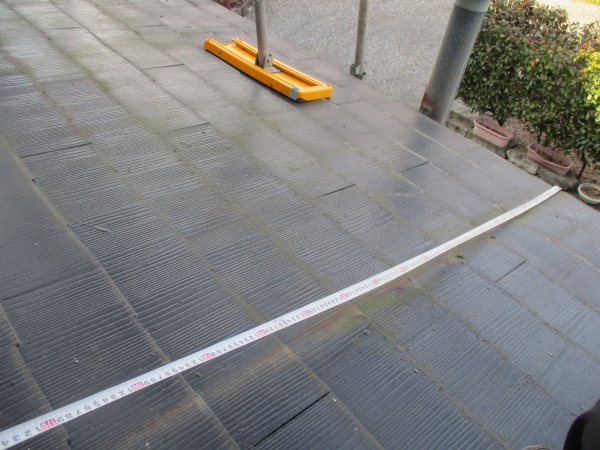 縦樋のエルボーから軒先までの距離を測りました