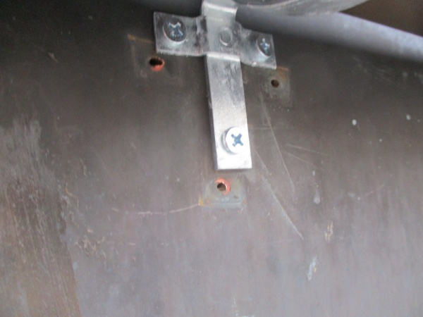 既存の軒樋金具の固定釘跡です