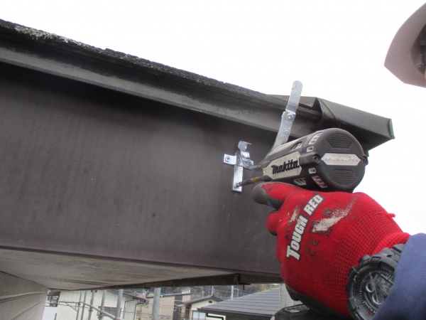 軒樋金具を取り付けました