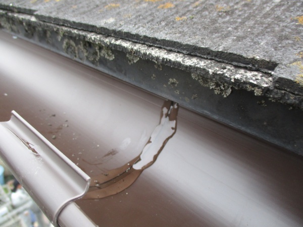 軒樋を突合せで繋ぎました